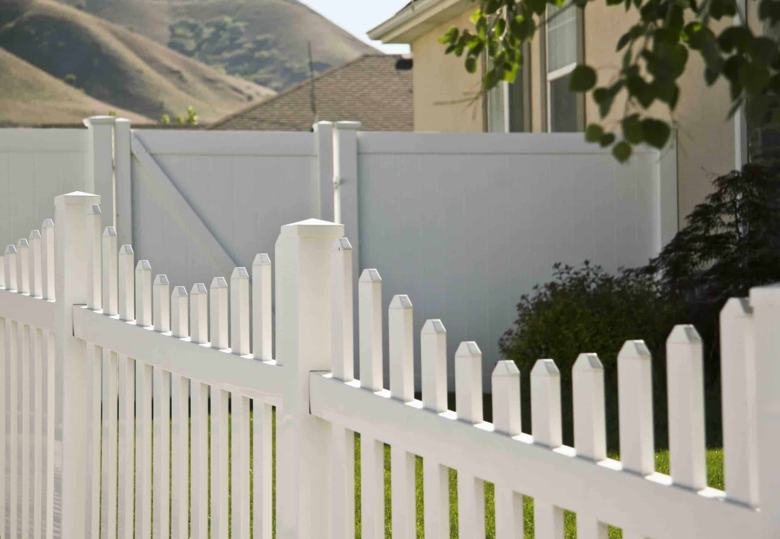 scalloped picket vinyl fence